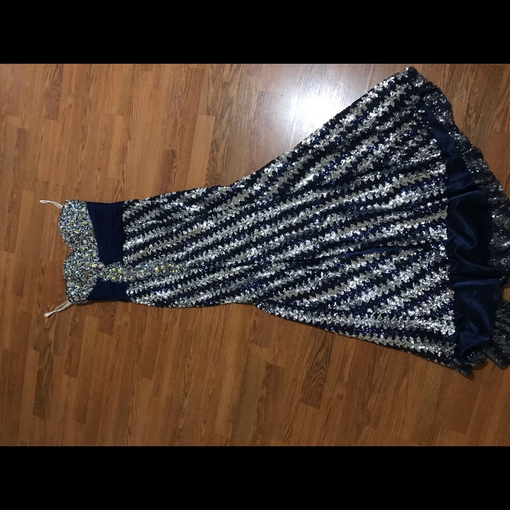 Prom dresses - Picture 4 of 5